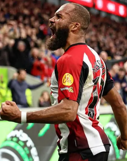 足球名宿论曼联与姆伯莫：压力适应与竞技潜力之析