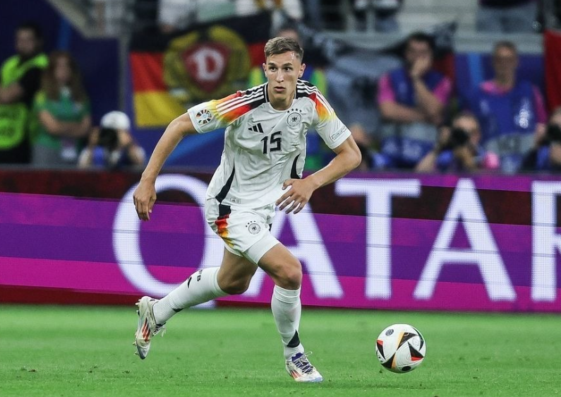 巴萨后防引援动态：施洛特贝克成焦点，高额成本成阻碍